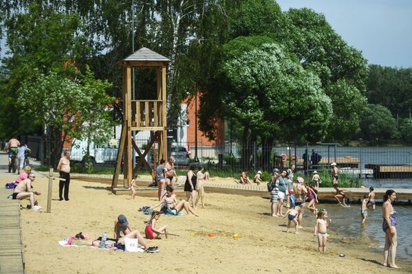 شاطئ في منطقة الترفيه والاستجمام ميشيرسكويه في موسكو - سبوتنيك عربي