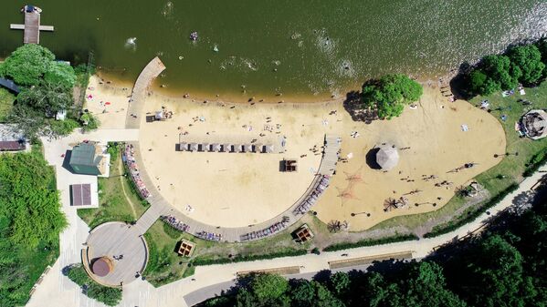 شاطئ في منطقة الترفيه والاستجمام ميشيرسكويه في موسكو - سبوتنيك عربي