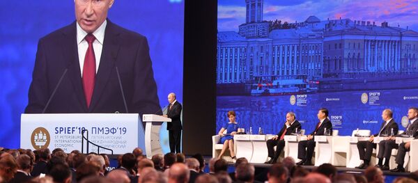 الرئيس فلاديمير بوتين يشارك في منتدى سان بطرسبورغ الاقتصادي الدولي، 7 يونيو/ حزيران 2019 - سبوتنيك عربي