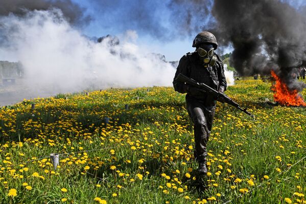 شريط الهجوم بشعلة النار خلال اختبارات التأهيل لـ الحق في ارتداء قبعة المارون بين الأفراد العسكريين والعاملين في وحدات القوات الخاصة في منطقة سيبيريا في مركز غورني للتدريب في منطقة نوفوسيبيرسك الروسية - سبوتنيك عربي