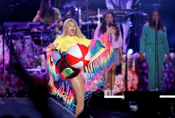 تايلور سويفت تغني في حفل  iHeartRadio Wango Tango في كارسون، كاليفورنيا، الولايات المتحدة الأمريكية 1 يونيو/ حزيران 2019 - سبوتنيك عربي