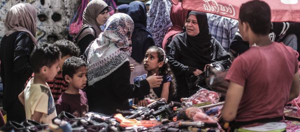 فلسطينيون يتسوقون قبل بدء عيد الفطر في مدينة غزة، 2 يونيو/ حزيران 2019 فلسطينيون يتسوقون قبل بدء عيد الفطر في مدينة غزة، 2 يونيو/ حزيران 2019 - سبوتنيك عربي