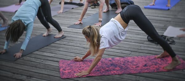 المشاركات في مشروع ممارسة اليوغا في الهواء الطلق اليوغا في الحدائق في حديقة موزيون بجوار نهر موسكو المشاركات في مشروع ممارسة اليوغا في الهواء الطلق اليوغا في الحدائق في حديقة موزيون بجوار نهر موسكو - سبوتنيك عربي