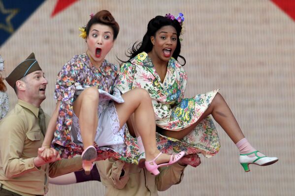 المشاركون في عرض مسرحي خلال الاحتفال بالذكرى الـ 75 لانزال قوات الحلفاء في نورماندي خلال الحرب العالمية الثانية، في مدينة بورتسموث، المملكة المتحدة 5 يونيو/ حزيران 2019 - سبوتنيك عربي