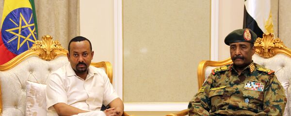 رئيس الوزراء الإثيوبي أبي أحمد يلتقي رئيس المجلس العسكري الانتقالي السوداني الفريق عبد الفتاح البرهان للتوسط في الأزمة السياسية - سبوتنيك عربي