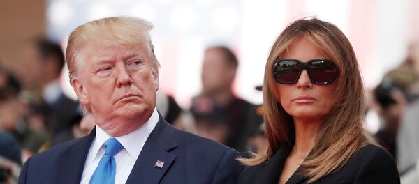 ميلانيا ترامب مع زوجها الرئيس الأمريكي دونالد ترامب في الذكرى الـ 75 لإنزال النورماندي في فرنسا، 6 يونيو/حزيران 2019 - سبوتنيك عربي