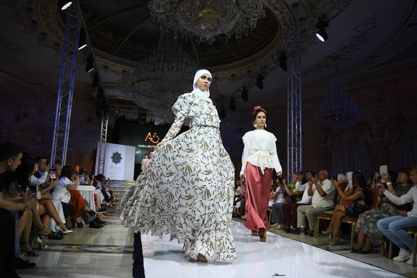عرض أزياء أيام الموضة العربية (Al Arabia Fashion Days) في إطار أسبوع الأزياء العربية في موسكو - عرض مجموعة من تصاميم نايرة أروتيانيان (Naira Arutyunian) - سبوتنيك عربي