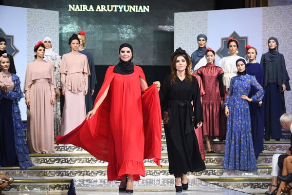 عرض أزياء أيام الموضة العربية (Al Arabia Fashion Days) في إطار أسبوع الأزياء العربية في موسكو - عرض مجموعة من تصاميم نايرة أروتيانيان (Naira Arutyunian) - سبوتنيك عربي