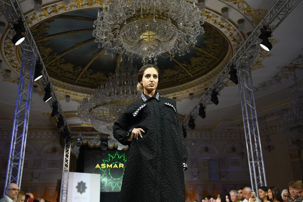 Модель демонстрируют одежду из коллекции дизайнера Asmaraia в рамках Дней арабской моды (Al Arabia Fashion Days) в Москве - سبوتنيك عربي