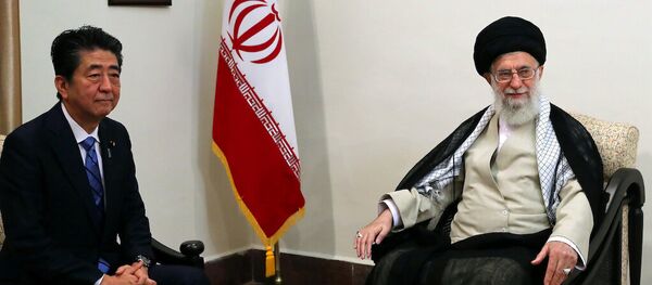 الزعيم الإيراني الأعلى، آية الله علي خامنئي اليوم الخميس خلال لقائه رئيس الوزراء الياباني، آبي شينزو - سبوتنيك عربي