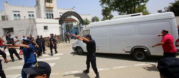 سيارة يعتقد أنها كانت تقل رئيس الوزراء السابق عبد المالك السلال تصل إلى سجن الحراش في الجزائر العاصمة - سبوتنيك عربي