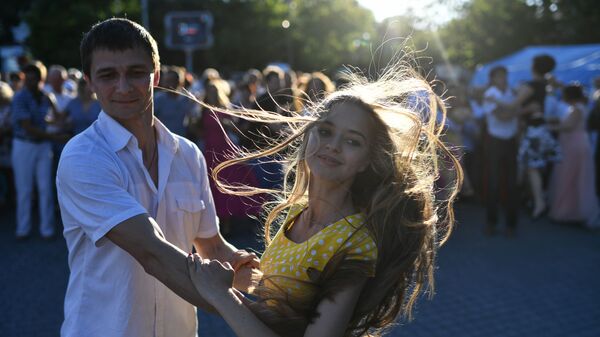 شخصان يافعان يرقصان على أنغام حفل موسيقي في ساحة ناخيموف في سيفاستوبول، القرم، روسيا - سبوتنيك عربي