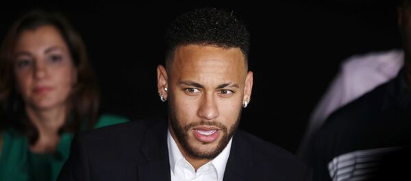 لاعب كرة القدم البرازيلي نيمار يغادر مركزا للشرطة في ساو باولو بالبرازيل، 13 يونيو/حزيران 2019 - سبوتنيك عربي