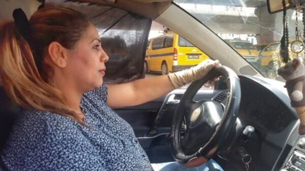 تونسية كسرت قاعدة المهن الرجالية واقتحمت عالم قيادة التاكسي - سبوتنيك عربي