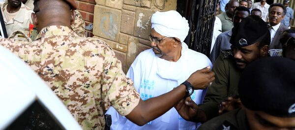 الرئيس السوداني السابق عمر البشير يغادر مكتب المدعي العام لمكافحة الفساد في الخرطوم - سبوتنيك عربي