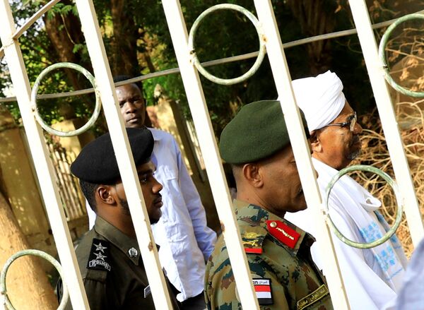 الرئيس السوداني السابق عمر البشير يغادر مكتب المدعي العام لمكافحة الفساد في الخرطوم - سبوتنيك عربي