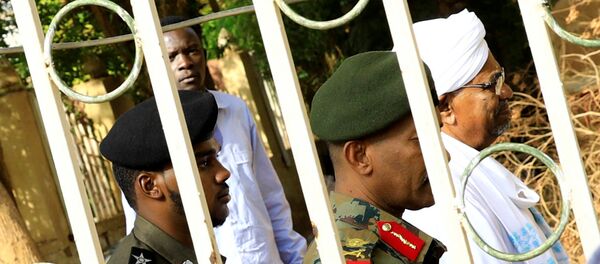 الرئيس السوداني السابق عمر البشير يغادر مكتب المدعي العام لمكافحة الفساد في الخرطوم - سبوتنيك عربي