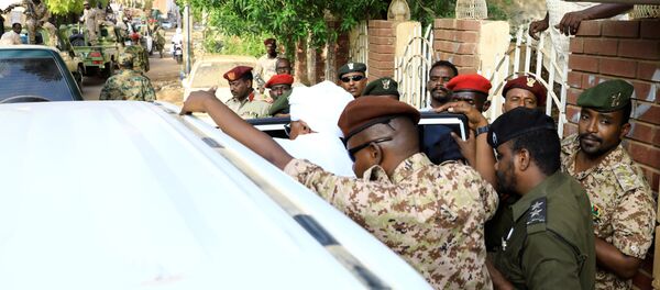 الرئيس السوداني السابق عمر البشير يغادر مكتب المدعي العام لمكافحة الفساد في الخرطوم - سبوتنيك عربي