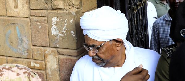 الرئيس السوداني السابق عمر البشير يغادر مكتب المدعي العام لمكافحة الفساد في الخرطوم - سبوتنيك عربي
