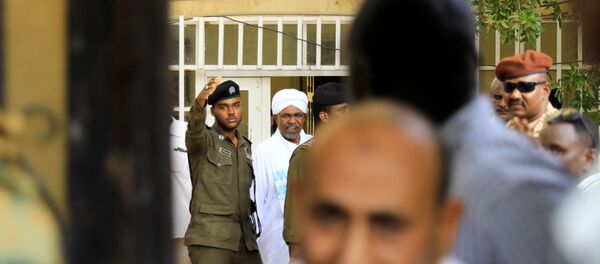 الرئيس السوداني السابق عمر البشير يغادر مكتب المدعي العام لمكافحة الفساد في الخرطوم - سبوتنيك عربي