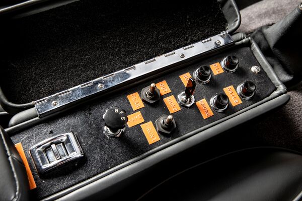 لوحة تحكم لإطلاق أسلحة مختلفة بداخل سيارة جيمس بوند من طراز أستون مارتن المطروحة للبيع في دار مزادات سوذبيز - سبوتنيك عربي