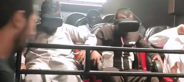 يمني يرتدي نظارات الواقع الافتراضي - سبوتنيك عربي