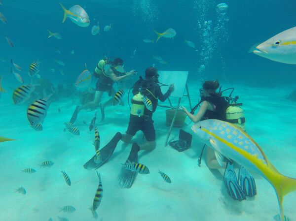 الفنان الكوبي ساندور غونزاليس يتحدث إلى وسائل الإعلام بعد رسمه تحت الماء في بونتا بيرديز - سبوتنيك عربي