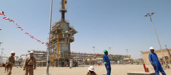 موظفي إكسون الأجانب والموظفين العراقيين في حقل غرب القرنة - 1 النفطي، الذي تديره إكسون موبيل - سبوتنيك عربي