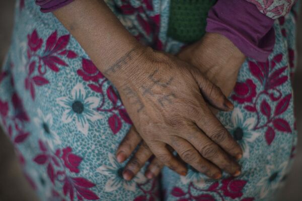 سيدة من الأمازيغ ترسم وشما لعلم الأمازيغية  - سبوتنيك عربي