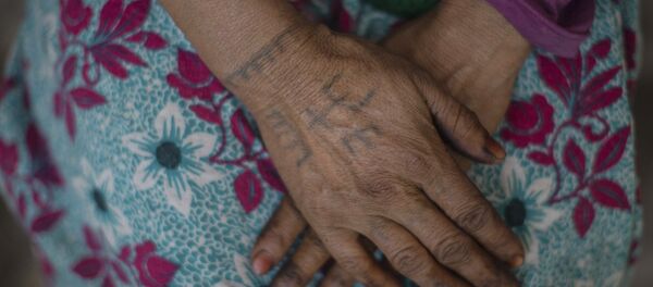 سيدة من الأمازيغ ترسم وشما لعلم الأمازيغية سيدة من الأمازيغ ترسم وشما لعلم الأمازيغية - سبوتنيك عربي