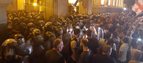 احتجاجات في تبليسي أمام البرلمان الجورجي، جورجيا 20 - 21 يونيو/ حزيران 2019 - سبوتنيك عربي