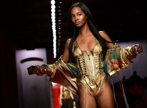 عارضة أزياء تقدمن زيا من مجموعة تصاميم لدار الأزياء Dsquared2  أثناء عرض أزياء ربيع وصيف 2020 للمرأة والرجل في ميلانو في 16 يونيو/ حزيران 2019 - سبوتنيك عربي