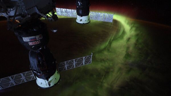 رائدة فضاء وكالة ناسا كريستينا كوخ تعرض صورة الأضواء القطبية الجنوبية من الفضاء - سبوتنيك عربي