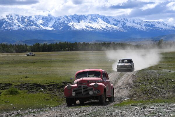 المشاركون في رسباق رالي الدولي للسيارات القديمة بكين - باريس 2019 في جمهورية ألتاي على سيارات شيفروليه سوبر ديلوكس كوبيه (Chevrolet Super Deluxe Coupe، 1941) و (VAZ-2103)  (1972) - سبوتنيك عربي