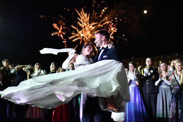 مشاركو حفل الرقص الدولي الكبير في نسخته السادسة لضباط سيفاستوبول في ميدان ميخائيلوفسكي - سبوتنيك عربي