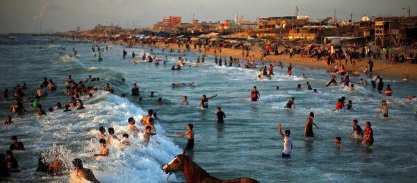 السباحة في البحر الأبيض المتوسط في يوم حار في شمال قطاع غزة في 18 يونيو/ حزيران 2019 - سبوتنيك عربي