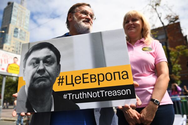 حملة تضامنية مع الصحفي الروسي كيريل فيشينسكي، مدير مكتبريا نوفوستي الصحفي، الذي اعتقل في أوكرانيا - سبوتنيك عربي