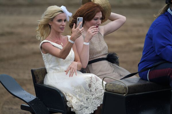 زوار سباقات الجائزة الكبرى لراديو مونت كارلو في الميدان المركزي لسباق الخيل في موسكو - سبوتنيك عربي