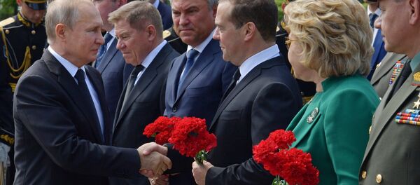 بوتين يضع إكليلا من الزهور على ضريح الجندي المجهول - سبوتنيك عربي