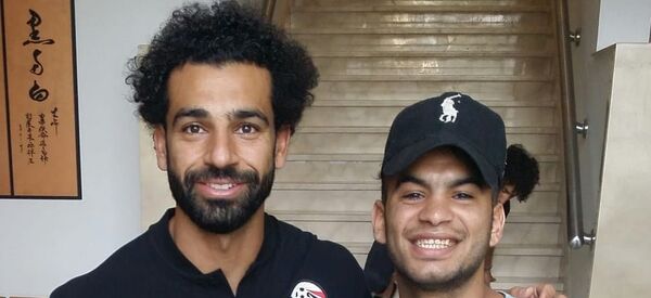 محمد صلاح مع الطفل يحيي - سبوتنيك عربي