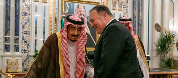 وزير الخارجية الأمريكي مايك بومبيو مع العاهل السعودي الملك سلمان بن عبد العزيز - سبوتنيك عربي