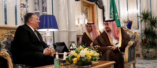 العاهل السعودي الملك سلمان بن عبد العزيز مع وزير الخارجية الأمريكي مايك بومبيو - سبوتنيك عربي
