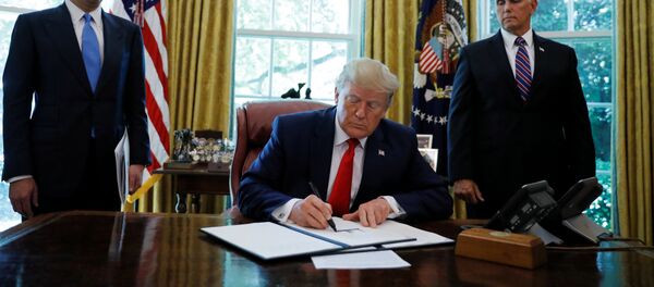 الرئيس الأمريكي دونالد ترامب يوقع على أمر تنفيذي يفرض عقوبات جديدة على إيران بينما ينظر وزير الخزانة ستيفن منوشين ونائب الرئيس مايك بينس في المكتب البيضاوي للبيت الأبيض في واشنطن - سبوتنيك عربي