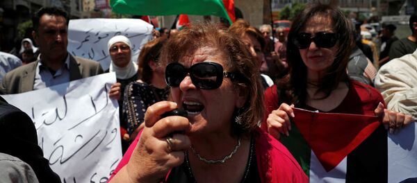 فلسطينيون يشاركون في احتجاج على ورشة عمل البحرين لخطة السلام الأمريكية في رام الله في الضفة الغربية التي تحتلها إسرائيل فلسطينيون يشاركون في احتجاج على ورشة عمل البحرين لخطة السلام الأمريكية في رام الله في الضفة الغربية التي تحتلها إسرائيل - سبوتنيك عربي