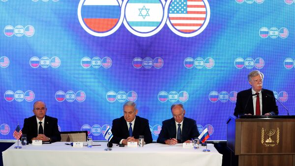 مستشار الأمن القومي الأمريكي جون بولتون أثناء القمة الأمريكية الروسية الإسرائيلية في القدس - سبوتنيك عربي