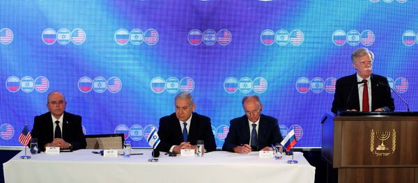 مستشار الأمن القومي الأمريكي جون بولتون أثناء القمة الأمريكية الروسية الإسرائيلية في القدس - سبوتنيك عربي