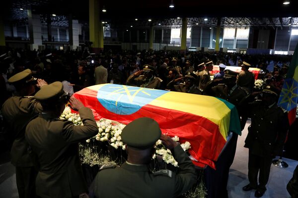 ضباط بالزي الرسمي حول جثمان رئيس أركان الجيش الإثيوبي ضباط بالزي الرسمي حول جثمان رئيس أركان الجيش الإثيوبي - سبوتنيك عربي