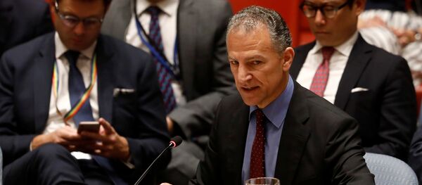 سفير الولايات المتحدة بالنيابة لدى الأمم المتحدة جوناثان كوهين يلقي كلمة أمام مجلس الأمن التابع للأمم المتحدة أثناء إطلاعه على تنفيذ القرار الذي أيد الاتفاق النووي الإيراني في مقر الأمم المتحدة في نيويورك - سبوتنيك عربي