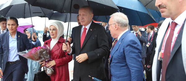 الرئيس التركي رجب طيب أردوغان وزوجته يصلان إلى مطار كانساي الدولي قبل بدء قمة قادة مجموعة العشرين في أوساكا باليابان الرئيس التركي رجب طيب أردوغان وزوجته يصلان إلى مطار كانساي الدولي قبل بدء قمة قادة مجموعة العشرين في أوساكا باليابان - سبوتنيك عربي