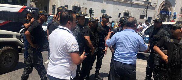 ضباط الشرطة يقفون في موقع الانفجار في شارع شارل ديغول بوسط تونس - سبوتنيك عربي